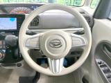 インテリアに合わせたデザインのステアリングは、運転される方のことも考え、運転しやすい形状、大きさです。是非一度、実際に触ってお確かめください。