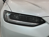LEDヘッドライトは、点灯の瞬間から最大光量を発揮し、突然暗くなるトンネルなどでの安定感を高めます。