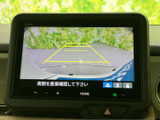 鮮明なディスプレイが、運転をサポート。バックカメラの映像もクリアに表示され、駐車時の安心感を高めます。ガイドライン表示で、よりスムーズな駐車操作が可能です。