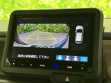 狭い場所での駐車も安心。後方の状況を画面で確認できるので、安全かつスムーズな駐車をサポートします。運転が苦手な方にもおすすめです。