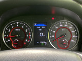 視認性の高いメーター類は、運転に必要な情報を的確に伝えます。中央のディスプレイは、車両情報やナビゲーションを表示します。