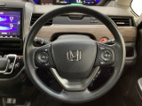ハンドルにHondaセンシング系のクルーズコントロールやレーンキープアシストなどのスイッチと、オーディオの操作スイッチが装備されています。ハンドルから手を離さず安全に操作できます。