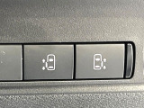 【ハンズフリー機能付き両側パワースライドドア】スライドドアの下に足先を入れてすぐ引くと、自動的にスライドドアが開閉します!荷物で両手がふさがった状態でも、ドアの開閉ができてとっても便利!