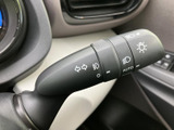 操作しやすい位置に配置され、スムーズなウインカー操作を可能にします。オート機能も搭載し、運転の負担を軽減します。