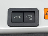 【パワーバックドア】スマートキーや運転席のボタンを押すだけでリアゲートが自動で開閉します!荷物を持っている時や、高い位置にあるバックドアを閉める際に便利な機能です♪