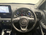 3本スポークステアリング!ステアリングスイッチ付!音量調整やメーター内インフォメーションディスプレイ操作、全車速追従機能レーダークルーズコントロール操作などが可能!