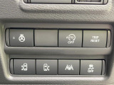 【両側スライドドア】駐車場で隣の車との間隔が狭く乗りにくい時、スライドドアなら安心!ドアオープン時も幅を取らず、開口部が広いので乗り降りがとっても簡単です。大きな荷物の出し入れも後席から可能♪