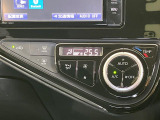 【オートエアコン】一度お好みの温度に設定すれば、車内の温度を検知し風量や温度を自動で調整。暑い&hellip;寒い&hellip;と何度もスイッチ操作をする必要はありません。快適な車内空間には必須の機能ですね♪