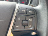 【ステアリングスイッチ】運転中、前方から目線をそらさずにオーディオ等の操作ができるよう、適切に配置されたスイッチ類。安心&快適なドライブを演出してくれる便利な機能です。