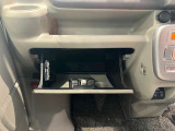 車検証入れになどにも使える便利な収納BOXあります。