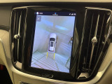 【360&deg;ビューカメラ】4台の高解像度カメラで360度の鳥瞰図を表示。隣の車や壁、死角にある障害物などを画面で確認できるため、狭いスペースでの駐車・出入りも安心です。