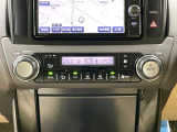 【左右独立型フルオートエアコン】運転席と助手席でそれぞれお好みの温度に設定可能。同乗者にも配慮した、快適な空調をお届け致します。
