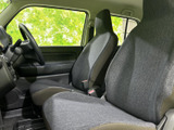 操作しやすい配置のスイッチ類や、見やすいメーター類がドライバーをサポート。快適な運転環境を提供します。