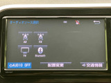 多彩な情報表示で、快適なドライブをサポート。ラジオやBluetooth接続で、お好みの音楽を楽しめます。使いやすいインターフェースが魅力です。