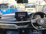 運転席側にオフセットされたインターフェース。運転席からの操作がしやすいインパネです。