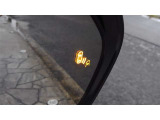 {ブラインドスポットモニター}隣の車線を走る車両をレーダーで検知し、ドアミラーに搭載されたLEDインジケーターが点灯し注意を喚起してくれます。