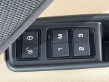 ボタン一つで自分好みの運転位置を一瞬で再現します!シートや鏡の位置を記憶できるので、家族で運転を交代してもすぐにベストな姿勢に戻せます。細かく電動調節でき、長距離ドライブでも疲れず快適です。