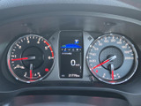 視認性の高いメーター類で運転状況を把握しやすく、デジタル表示も採用しています。走行距離もご確認ください。