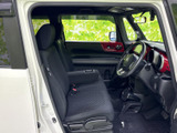 広々とした室内空間で、ゆったりとくつろげます。運転席からの視界も良好で、運転操作も快適に行えます。洗練されたインテリアデザインも魅力です。
