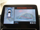 【パノラマモニター】に搭載した4つのカメラにより、車を真上から見ているような映像を表示。運転席から確認しにくい車両周囲の状況を把握できます。