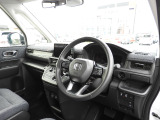 ★運転席周辺★大きなフロントガラスで見晴らしよく運転しやす設計と、広くてゆとりのある運転席。楽な姿勢で座ることが出来るので長時間の運転でも疲れにくいですし体もぶれにくく工夫されています!