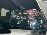 タッチコントロール。ライト機能やアシストシステムなどのスイッチを、指先で触れることによりスムーズに操作できます。
