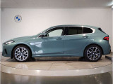 BMWではロングホイールベースの採用をしており、すべての車種に適用され、走行中の安定感の向上されております。また室内空間の広さにも貢献しております。