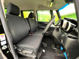 運転席まわりには十分なスペースがあり、大柄な方でもゆったり運転していただける環境です。