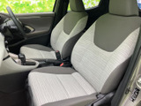 運転しやすい空間設計で、快適なドライブをサポート。シートの形状も工夫されており、身体をしっかりと支えます。操作性も良好です。