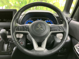 握りやすい太さで、長距離運転でも疲れにくいステアリング。操作性も良く、スムーズなドライビングをサポートします。快適な運転環境を約束します。