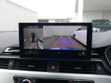 4台の広角サラウンドビューカメラが、車両の全周囲360度を瞬時に捉え、様々な角度からの映像を映し出し、駐車時の操作がより簡単になります。ギアをリバースに入れるか、センターコンソールのボタンで起動します。