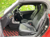 運転席からの視界は広く、運転操作もスムーズに行えます。シートの形状も体にフィットし、快適なドライブをサポートします。安全運転をサポートします。