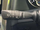 雨の日も安心のワイパーレバー。視界をクリアに保ち、安全な運転をサポートします。操作も簡単で、すぐに使いこなせます。