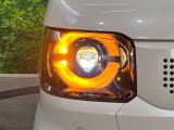 【LEDヘッドライト】悪天候や夜間走行時も良好な視界を確保し安心して運転できる高輝度LEDヘッドライトを装備!点灯速度が早く、消費電力も抑えられています。