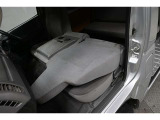 助手席シートを倒せば大きな荷物を載せられます。