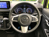 インテリアに合わせたデザインのステアリングは、運転される方のことも考え、運転しやすい形状、大きさです。是非一度、実際に触ってお確かめください。