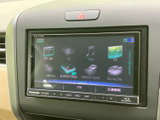多彩な機能を搭載したオーディオシステムで、快適なドライブをサポート。CDやSDはもちろん、Bluetooth接続で音楽も楽しめます。