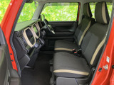 運転席からの視界は広く、運転操作もスムーズに行えます。機能的な装備も充実しており、快適なドライブをサポートします。