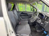 運転席まわりには十分なスペースがあり、大柄な方でもゆったり運転していただける環境です。