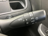 操作しやすい位置に配置されたウインカーレバー。スムーズな操作で、安全な車線変更をサポートします。指先で直感的に操作可能です。