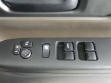 運転席のパワーウインドスイッチで全席窓の開閉・ロック操作ができます。