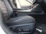 パワーシート搭載。微妙な調整が手軽にでき、ピッタリなポジションで運転することが可能です。