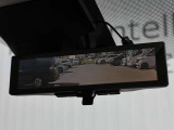 車両後方を映し出します・スマートルームミラー装備です。
