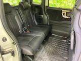2列目シートも快適な座面。家族や友人と一緒に、楽しいカーライフを過ごせるでしょう。十分なスペースが確保されています。