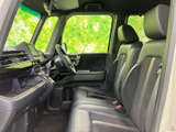 運転しやすい視界と、操作しやすい配置が魅力。快適なドライビングをサポートする、機能的な空間です。落ち着いた雰囲気です。