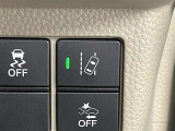 【HondaSENSING:路外逸脱抑制機能】約60km/h以上で走行中、システムが車線を検知。ディスプレー表示とステアリング振動で注意を促すと共に、車線内へ戻るようステアリング操作を支援します。