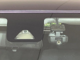 【スマートアシスト】走行中に前方の車両等を認識し、衝突しそうな時は警報とブレーキで衝突回避と被害軽減をアシスト。より安全にドライブをお楽しみいただけます。