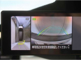パノラミックビューモニター付きです。車両を上から見た様な映像を画面に表示。運転席からの目視だけでは見にくい、車両周辺の状況をリアルタイムでしっかり確認出来ます。
