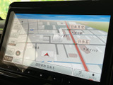鮮明な地図表示で、目的地までスムーズに案内。渋滞情報もリアルタイムで確認できるので、最適なルートを選択できます。