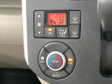 【オートエアコン】一度お好みの温度に設定すれば、車内の温度を検知し風量や温度を自動で調整。暑い&hellip;寒い&hellip;と何度もスイッチ操作をする必要はありません。快適な車内空間には必須の機能ですね♪